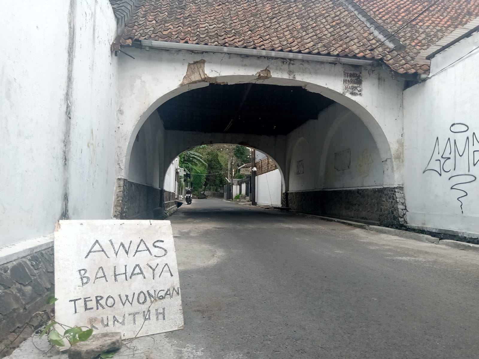 Salah satu terowongan di jalan dr. Saleh Kelurahan Cipaganti, Kecamatan Coblong memiliki kondisi yang tidak begitu baik. (Foto: Istimewa)