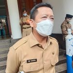 Sekda Kota Bandung Ema Sumarna etika ditanya terkait rotasi dan mutasi enggan untuk berkomentar dan menyarankan bertanya ke Plt Wali Kota