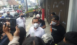 Kasatreskrim Polrestabes Bandung, AKBP Rudi Trihandoyo, saat berada di lokasi kejadian perampokan. Senin (20/9).