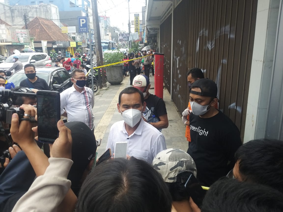 Kasatreskrim Polrestabes Bandung, AKBP Rudi Trihandoyo, saat berada di lokasi kejadian perampokan. Senin (20/9).