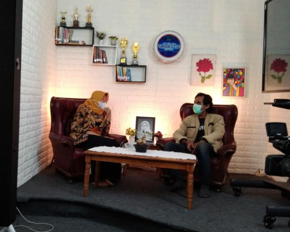 Kepala Sekolah SMP Negeri 1 Cimanggung, Eni Heniwati (kiri) di studio mini Nesaci TV.