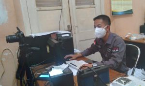 Operator Pendaftaran Penduduk, Julivan di ruang kerjanya, Rabu (22/9). (Yanuar Baswata/Jabar Ekspres)