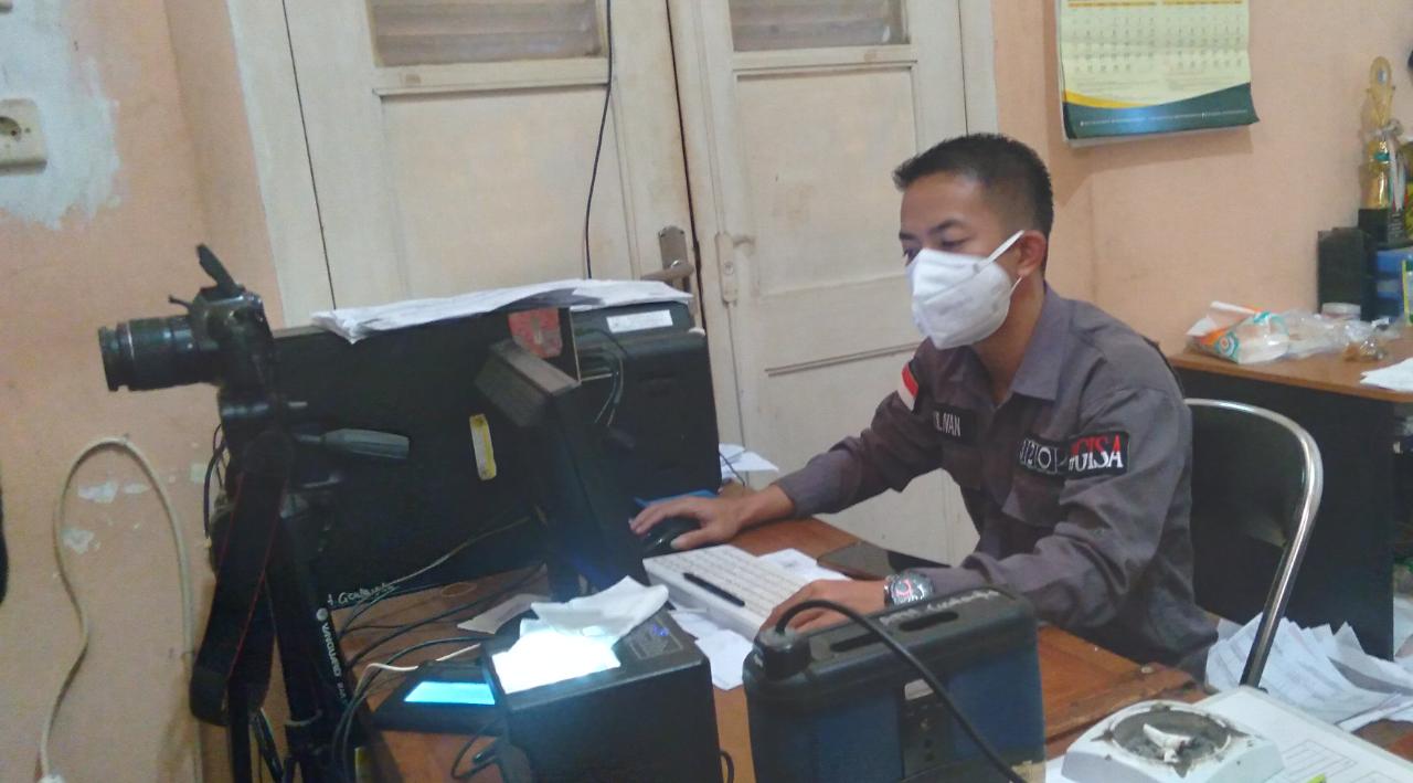 Operator Pendaftaran Penduduk, Julivan di ruang kerjanya, Rabu (22/9). (Yanuar Baswata/Jabar Ekspres)