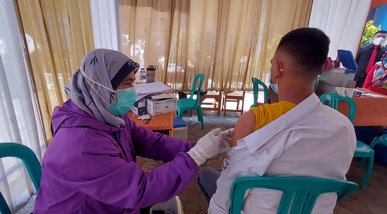 Salah seorang siswa SMK Al-Amanah Dayeuhkolot mengikuti vaksinasi. (Yully S Yulianty/Jabar Ekspres)