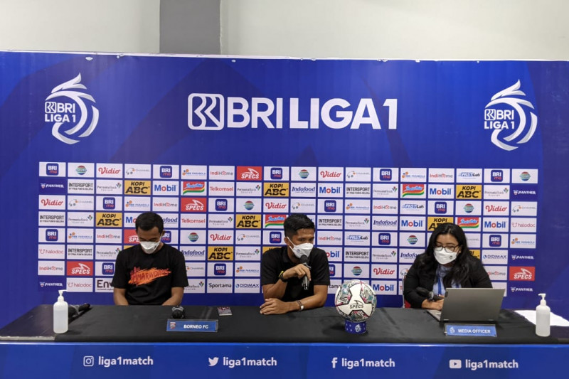 Pelatih caretaker Borneo FC Ahmad Amiruddin (tengah) dan gelandang Sultan Samma (kiri) dalam sesi konferensi pers virtual usai laga melawan Persib Bandung pada Kamis (23/9/2021) malam. (ANTARA/HO)