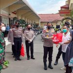 Kapolda Jabar Berikan Pakot Sembako kepada masyarakat yang terdampak Pandemi Covid-19, secara simbolis di Mapolresta Bandung, Kamis (23/9). (Yully S Yulianty/Jabar Ekspres)