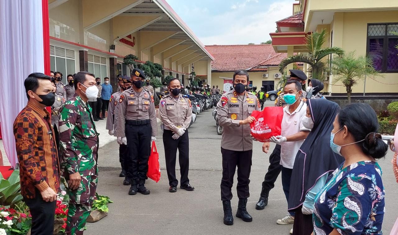 Kapolda Jabar Berikan Pakot Sembako kepada masyarakat yang terdampak Pandemi Covid-19, secara simbolis di Mapolresta Bandung, Kamis (23/9). (Yully S Yulianty/Jabar Ekspres)