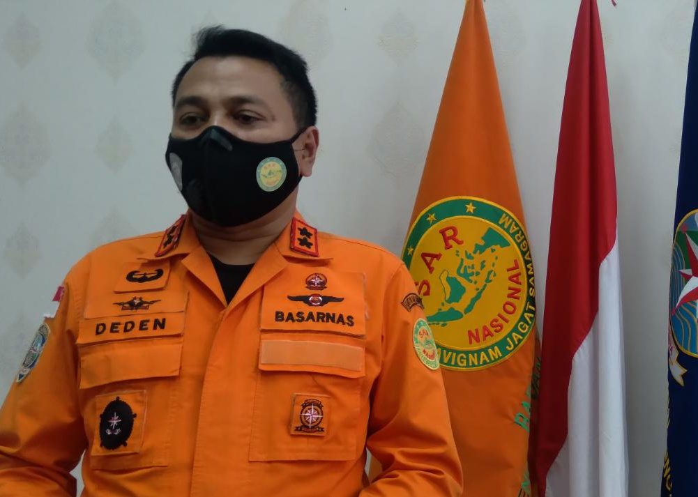 Kepala Basarnas Kantor SAR Bandung, Deden Ridwansah di ruang kerjanya, Kamis (23/9). (Yanuar Baswata/Jabar Ekspres)