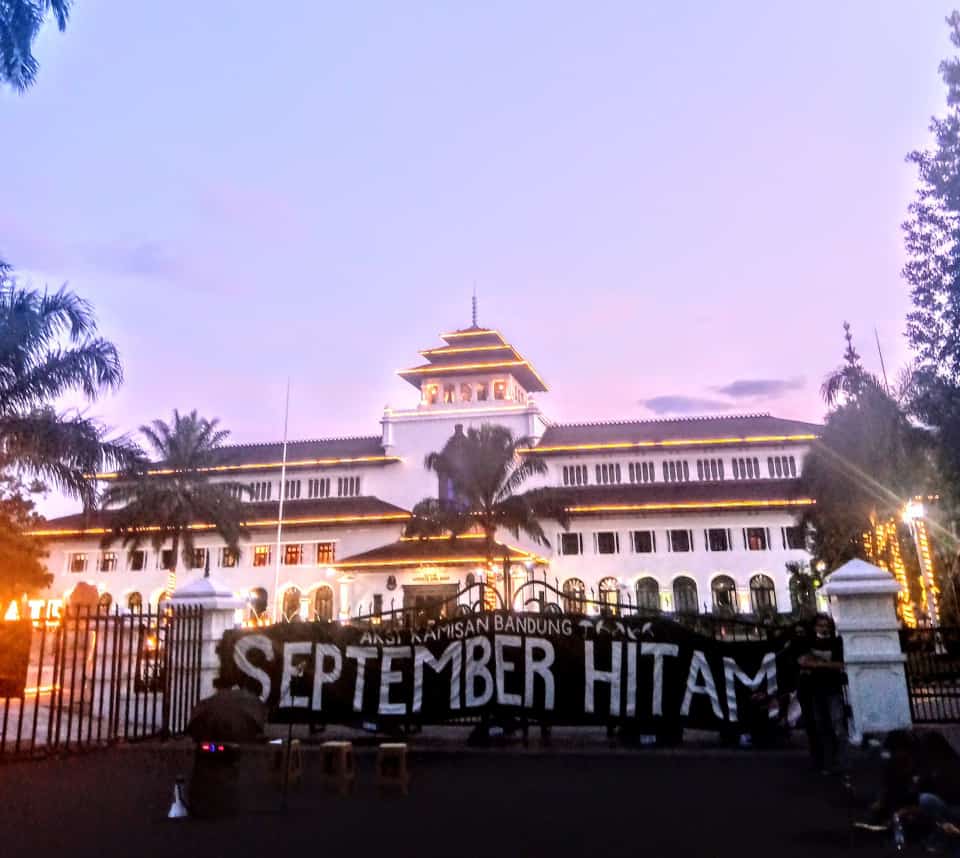 Aksi Kamisan di Gedung Sate Bandung, Kamis malam (23/9).