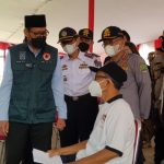 Wakil Wali Kota Depok, Imam Budi Hartono atau IBH saat meninjau lokasi vaksinasi di Tapos (Diskominfo)