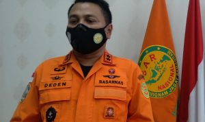 Kepala Basarnas Kantor SAR Bandung, Deden Ridwansah di ruang kerjanya. (Yanuar Baswata/Jabar Ekspres)