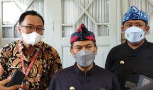 Wali Kota Bandung, Oded M Danial (tengah)