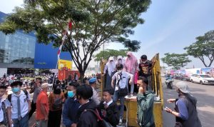 Antusiasme warga dan pelajar di KBB ikuti vaksinasi di IKEA Kota Baru Parahyangan menggunakan truk (Foto: Whisnu/Jabar Ekspres)