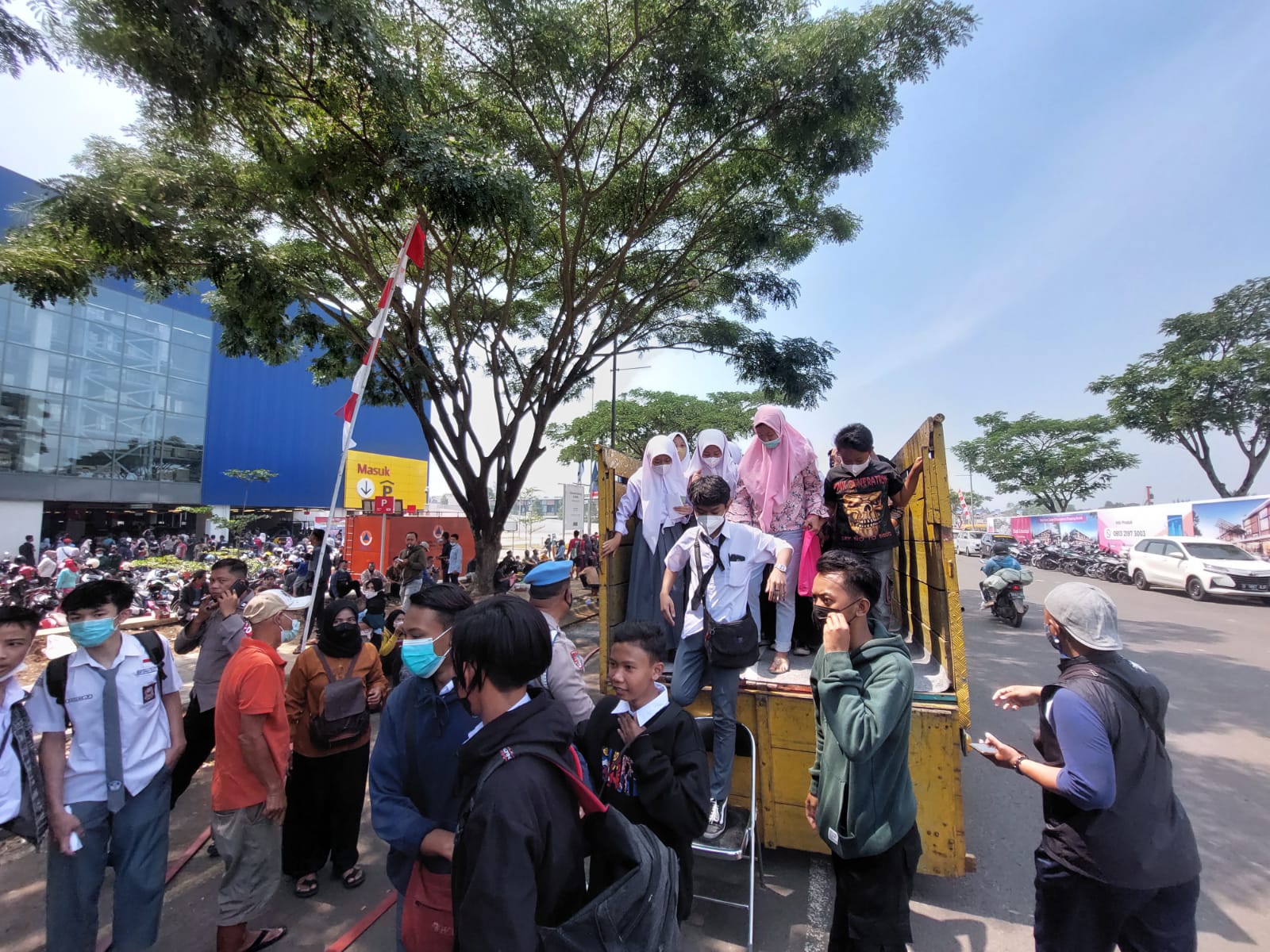 Antusiasme warga dan pelajar di KBB ikuti vaksinasi di IKEA Kota Baru Parahyangan menggunakan truk (Foto: Whisnu/Jabar Ekspres)