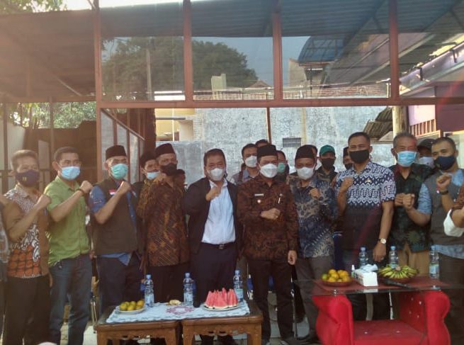 Bupati Bandung, Dadang Supriatna (tengah) berasama perangkat Desa Ciluluk dan Forkopimcap Cikancung, Kamis (30/9). (Yanuar Baswata/Jabar Ekspres)