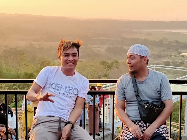 Youtuber Ustadz Ujang Bustomi dan Artis penyanyi Charly Van Hauten dikabarkan siap maju di Pilkada Kabupten Cirebon Foto: Radarcirebon)