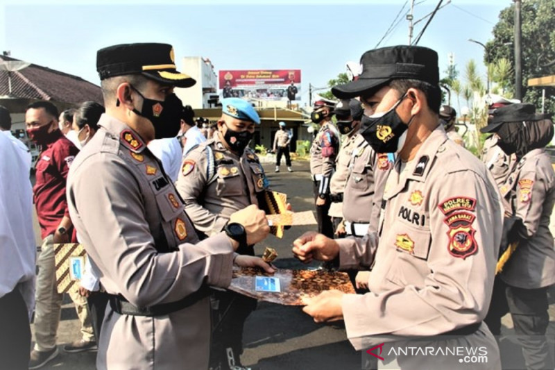 Kapolres Sukabumi Kota AKBP SY Zainal Abidin memberikan penghargaan kepada Aipda Anwarudin di Mapolres Sukabumi