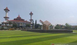 Taman Alun-alun Cianjur, Jawa Barat, segera dibuka setelah vaksinasi mencapai target 50 persen dari 1,9 juta penerima, sebagai upaya antisipasi terjadinya penyebaran COVID-19.ANTARA POTO. (Ahmad Fikri)