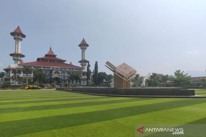 Taman Alun-alun Cianjur, Jawa Barat, segera dibuka setelah vaksinasi mencapai target 50 persen dari 1,9 juta penerima, sebagai upaya antisipasi terjadinya penyebaran COVID-19.ANTARA POTO. (Ahmad Fikri)