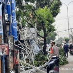 Terjangan angin kencang menyebabkan atap bangunan roboh di Kota Depok, Jawa Barat, Selasa (21/9/2021). (ANTARA/Feru Lantara) cuaca ekstrem depok