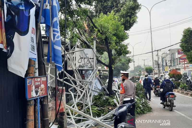 Terjangan angin kencang menyebabkan atap bangunan roboh di Kota Depok, Jawa Barat, Selasa (21/9/2021). (ANTARA/Feru Lantara) cuaca ekstrem depok