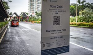 Kode batang (QR Code) aplikasi PeduliLindungi di Pintu Gerbang Utama Timur, Taman Impian Jaya Ancol, Jakarta, Selasa (14/9/2021). (Foto: ANTARA FOTO/Aprillio Akbar/hp.)