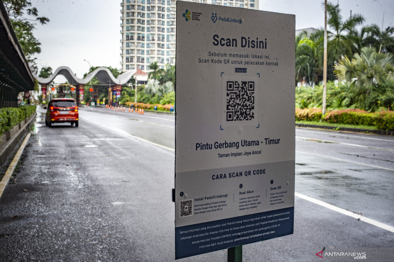 Kode batang (QR Code) aplikasi PeduliLindungi di Pintu Gerbang Utama Timur, Taman Impian Jaya Ancol, Jakarta, Selasa (14/9/2021). (Foto: ANTARA FOTO/Aprillio Akbar/hp.)