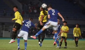 Pesepak bola Barito Putra Azamat Baimatov (77) berebut bola di udara dengan pesepak bola Persib Bandung Kuipers (2) dalam lanjutan Liga 1 2021-2022 di Stadion Indomilk Arena, Tangerang, Banten, Sabtu (4/9/2021) kemarin. (ANTARA FOTO/Muhammad Iqbal/wsj)