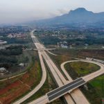 Foto udara proyek Jalan Tol Cileunyi-Sumedang-Dawuan (Cisumdawu) di Rancakalong, Kabupaten Sumedang, Jawa Barat, Senin (28/6/2021). ANTARA FOTO/Raisan Al Farisi/wsj.