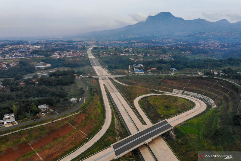 Foto udara proyek Jalan Tol Cileunyi-Sumedang-Dawuan (Cisumdawu) di Rancakalong, Kabupaten Sumedang, Jawa Barat, Senin (28/6/2021). ANTARA FOTO/Raisan Al Farisi/wsj.