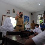 Arsip Foto. Wali Kota Bogor Bima Arya (tengah) menyampaikan pertanyaan kepada siswa saat uji coba pembelajaran tatap muka di SMP N 15 Kota Bogor, Jawa Barat, Senin (31/5/2021). (ARIF FIRMANSYAH/ARIF FIRMANSYAH)