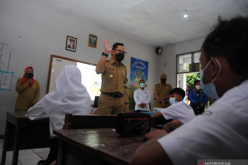 Arsip Foto. Wali Kota Bogor Bima Arya (tengah) menyampaikan pertanyaan kepada siswa saat uji coba pembelajaran tatap muka di SMP N 15 Kota Bogor, Jawa Barat, Senin (31/5/2021). (ARIF FIRMANSYAH/ARIF FIRMANSYAH)