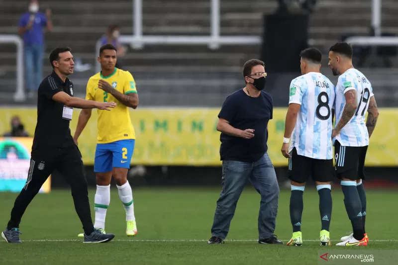 Dua pemain Argentina Nicolas Otamendi, Marcos Acuna sedang berbicara dengan seorang anggota otoritas kesehatan Brazil dalam pertandingan kualifikasi Piala Dunia 2022 zona Amerika selatan di Neo Quimica Arena, Sao Paulo, Brazil, Minggu (5/9/2021) waktu setempat. ANTARA/REUTERS/AMANDA PEROBELLI.