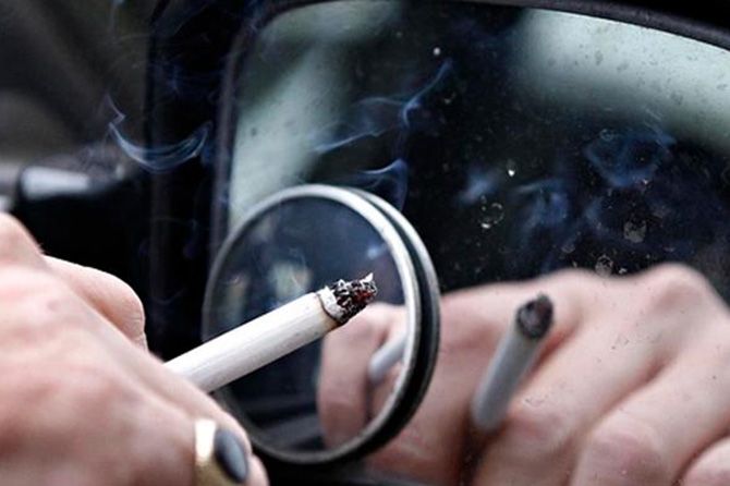 Ilustrasi merokok dalam mobil (Istimewa)