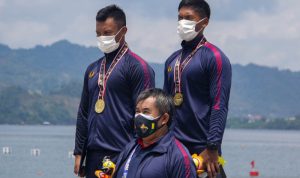 Peraih Medali Emas Andri Agus Mulyana dan Indra Hidayat (Atlet Dayung Jawa Barat) di Lomba Kayak 2/ Double Putera Jarak 1000 Meter berdiri bersama Ketua Koni Jawa Barat Ahmad Saefudin seusai menerima Medali, (28/09/2021). ANTARA/HO-PB PON XX PAPUA.