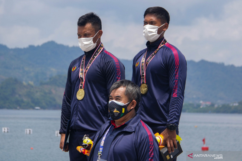 Peraih Medali Emas Andri Agus Mulyana dan Indra Hidayat (Atlet Dayung Jawa Barat) di Lomba Kayak 2/ Double Putera Jarak 1000 Meter berdiri bersama Ketua Koni Jawa Barat Ahmad Saefudin seusai menerima Medali, (28/09/2021). ANTARA/HO-PB PON XX PAPUA.