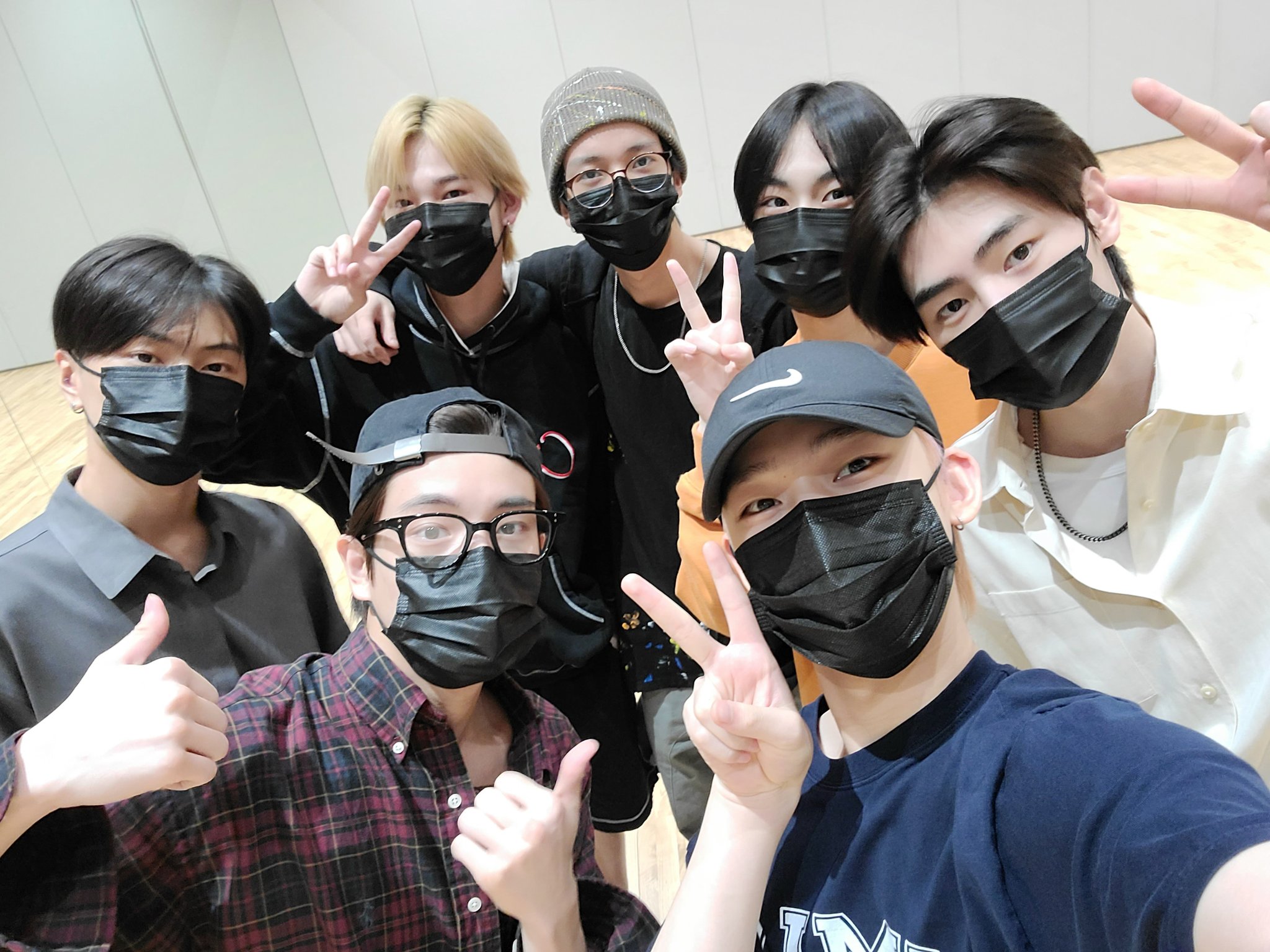 ENHYPEN dengan anggota lengkap, berfoto bersama. Foto: Twitter ENHYPEN_members