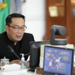 Gubernur Jawa Barat Ridwan Kamil memberikan keterangan pers mengenai penetapan UMK Jabar 2021 untuk Kabupaten/Kota di Jabar
