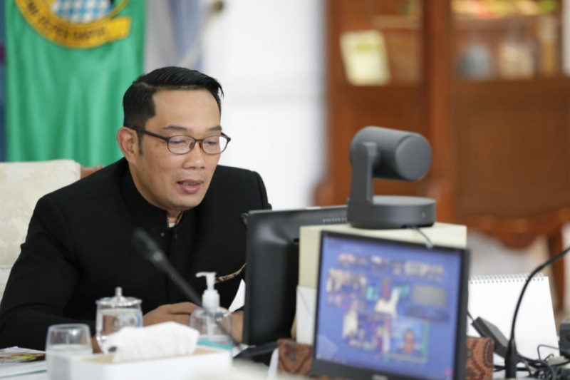 Gubernur Jawa Barat Ridwan Kamil memberikan keterangan pers mengenai penetapan UMK Jabar 2021 untuk Kabupaten/Kota di Jabar