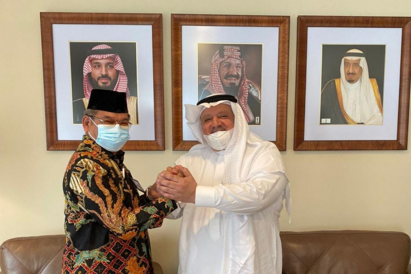 Pelaksana Tugas Direktur Jenderal Penyelenggaraan Haji dan Umrah Khoirizi bertemu dengan Duta Besar Arab Saudi untuk Indonesia Esham Altsaqafi. ANTARA/HO-Kemenag