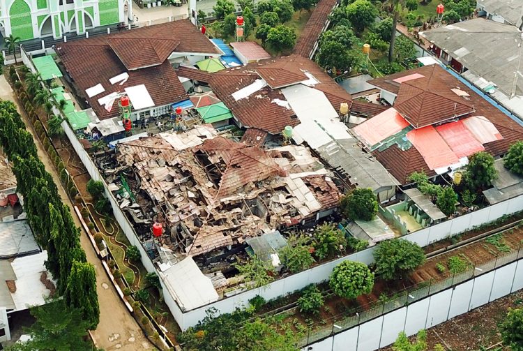 PENGHUNI BERJUBEL: Foto udara pasca kebakaran di Lapas Kelas I Tangerang kemarin. Dugaan sementara, pemicu kebakaran adalah korsleting listrik. (SALMAN TOYIBI/JAWA POS)