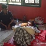 Lesi Kulsum (30) Pekerja Migran asal Cianjur, Jawa Barat, hanya bisa terbaring di atas kasur karena mengalami lumpuh dan hilang ingatan saat hendak bekerja di Dubai. ANTARA POTO. (Ahmad Fikri)