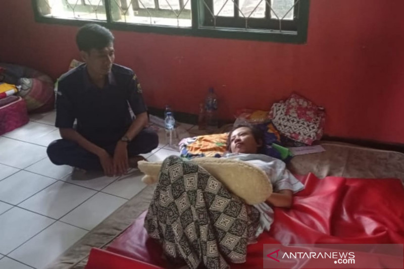 Lesi Kulsum (30) Pekerja Migran asal Cianjur, Jawa Barat, hanya bisa terbaring di atas kasur karena mengalami lumpuh dan hilang ingatan saat hendak bekerja di Dubai. ANTARA POTO. (Ahmad Fikri)