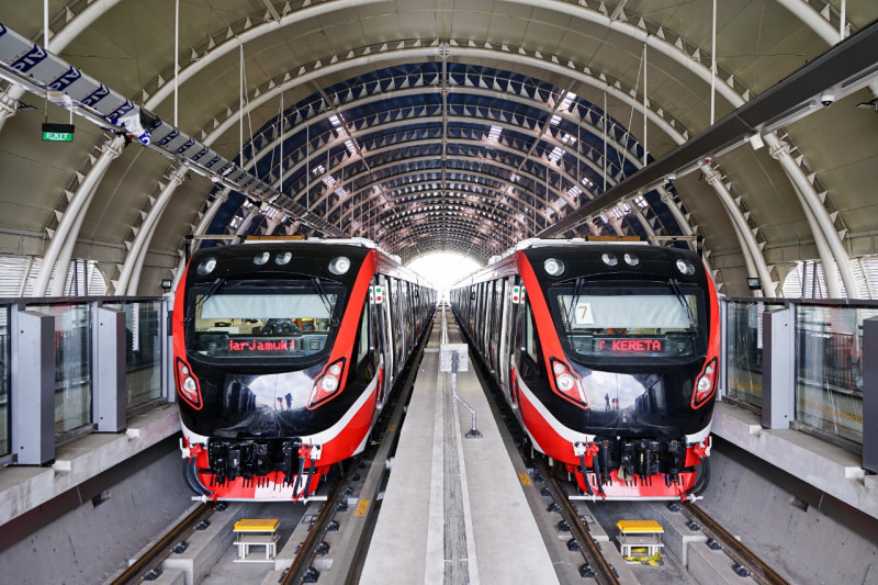 PT Kereta Api Indonesia (Persero) menargetkan Light Rail Transit (LRT) Jabodebek dapat beroperasi pada pertengahan tahun 2022 mendatang. Kehadiran LRT Jabodebek diharapkan mampu melayani kebutuhan transportasi masyarakat di wilayah Ibu Kota dan sekitarnya. (PT KAI)