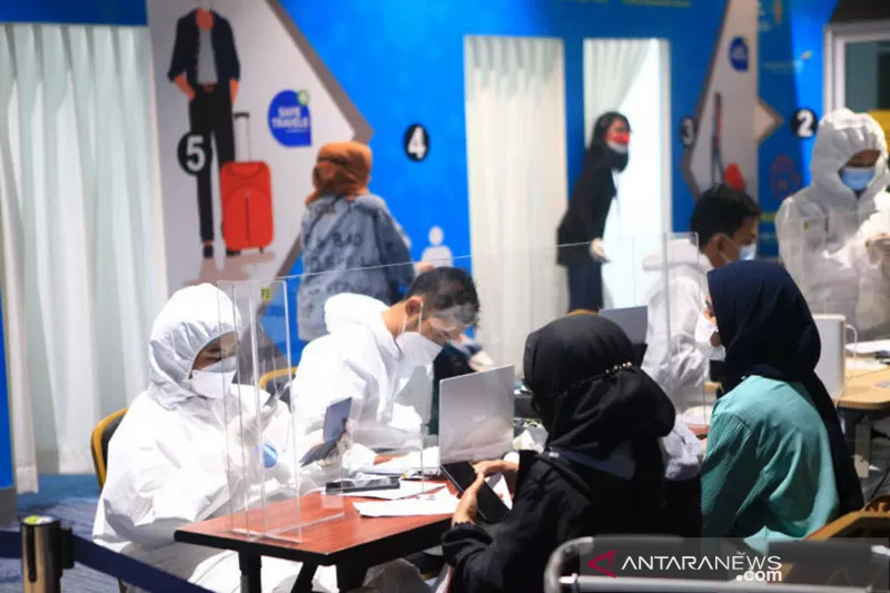 Suasana pemeriksaan kesehatan penumpang kedatangan internasional di Bandara Soekarno-Hatta. ANTARA/HO-AP II/pri. perjalanan