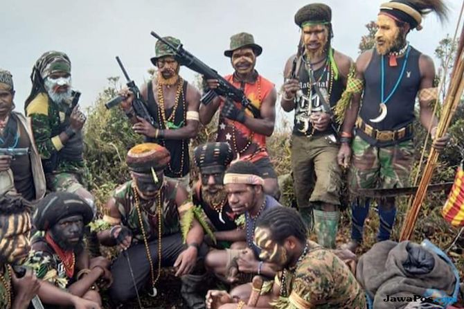 KKB PAPUA. Kelompok Kriminal Bersenjata itu terus melakukan tindakan keji di Papua. Terakhir mereka membunuh tenaga kesehatan (nakes) dan melakukan pembakaran fasilitas umum. (istimewa)