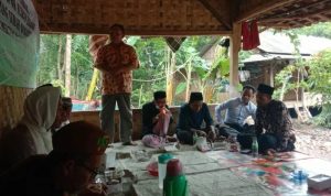 Sejumlah eks pengikut aliran Hakdzat di Kampung Cimenteng, Desa Tamanjaya, Kecamatan Sumur, Pandeglang, Banten mendapat pembinaan dari MUI, Minggu (26/9). foto-Banten Raya.