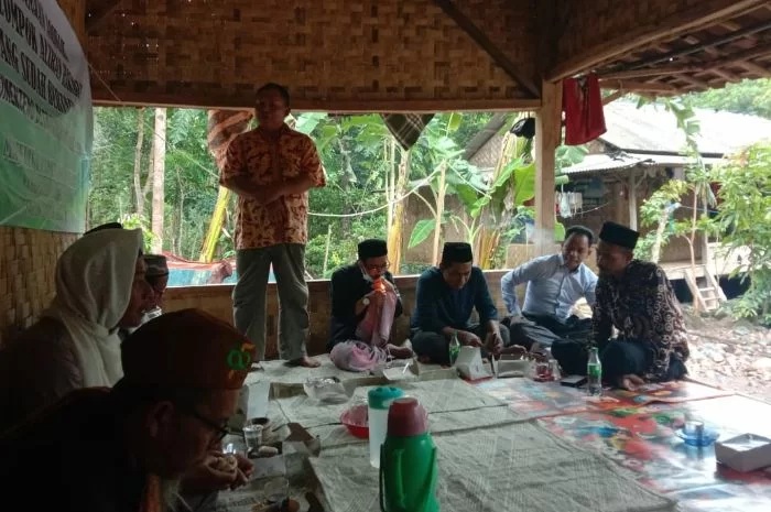 Sejumlah eks pengikut aliran Hakdzat di Kampung Cimenteng, Desa Tamanjaya, Kecamatan Sumur, Pandeglang, Banten mendapat pembinaan dari MUI, Minggu (26/9). foto-Banten Raya.