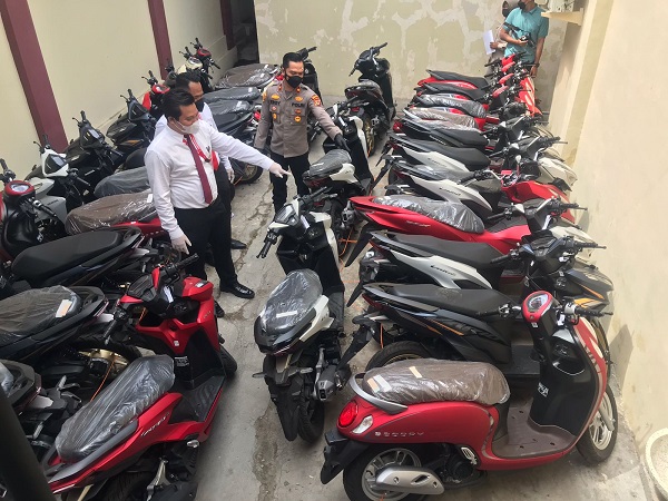 Barang bukti sepeda motor baru yang akan diselundupkan dari Cirebon ke Vietnam dan Timor Leste. Foto: Okri Riyana/Radar Cirebon