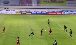 Dua pemain depan Persis Solo (kostum warna merah merah) saat mengontrol bola dan dijaga beberapa pemain PSG (kostum warna hitam-hitam) dalam pertandingan perdana Liga 2 Musim 2021 di S tadion Manahan Solo, Minggu (26/9/2021). ANTARA/Bambang Dwi Marwoto.